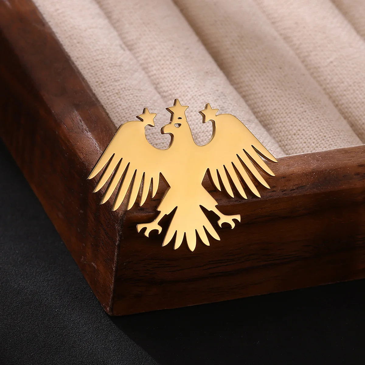Elegante Adler-Brosche in Gold